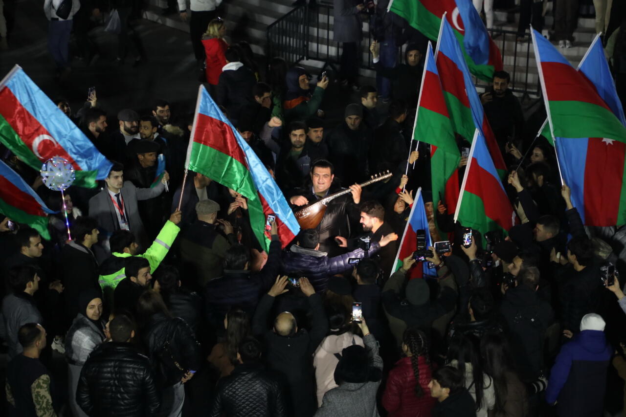 Бакинцы пришли в парк Центра Гейдара Алиева, чтобы разделить радость в связи с итогами президентских выборов