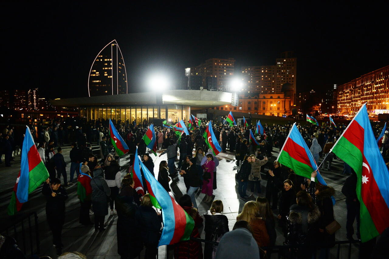 Бакинцы пришли в парк Центра Гейдара Алиева, чтобы разделить радость в связи с итогами президентских выборов