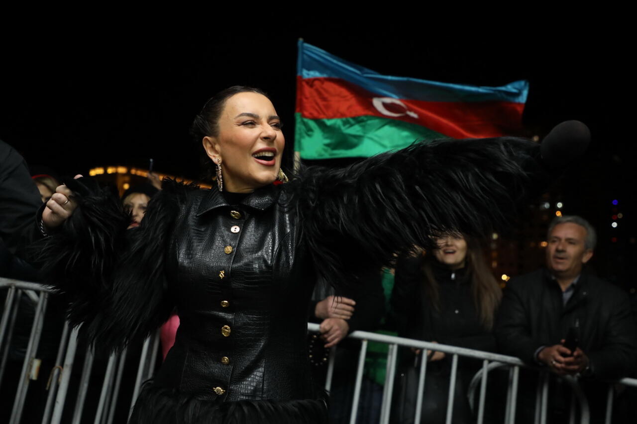 Бакинцы пришли в парк Центра Гейдара Алиева, чтобы разделить радость в связи с итогами президентских выборов