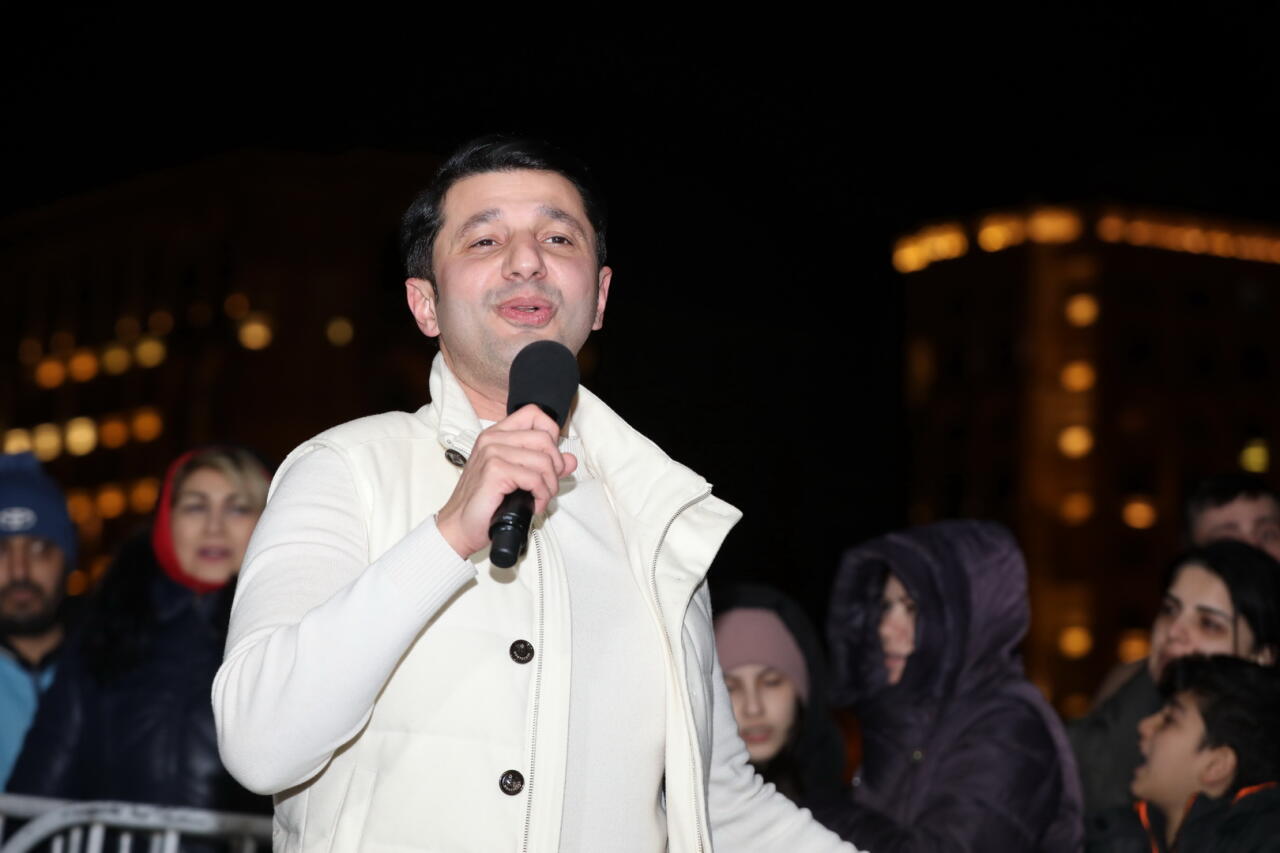 Бакинцы пришли в парк Центра Гейдара Алиева, чтобы разделить радость в связи с итогами президентских выборов