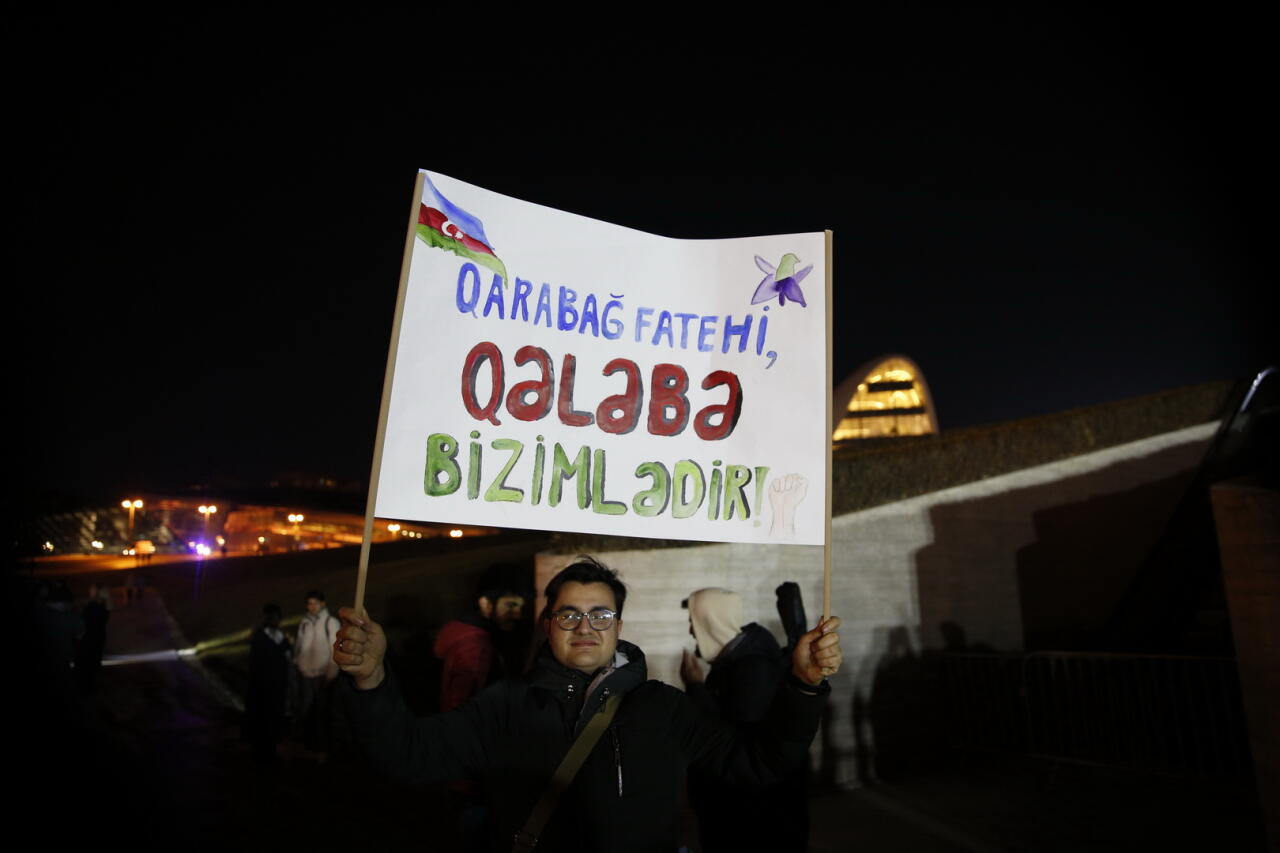 Бакинцы пришли в парк Центра Гейдара Алиева, чтобы разделить радость в связи с итогами президентских выборов