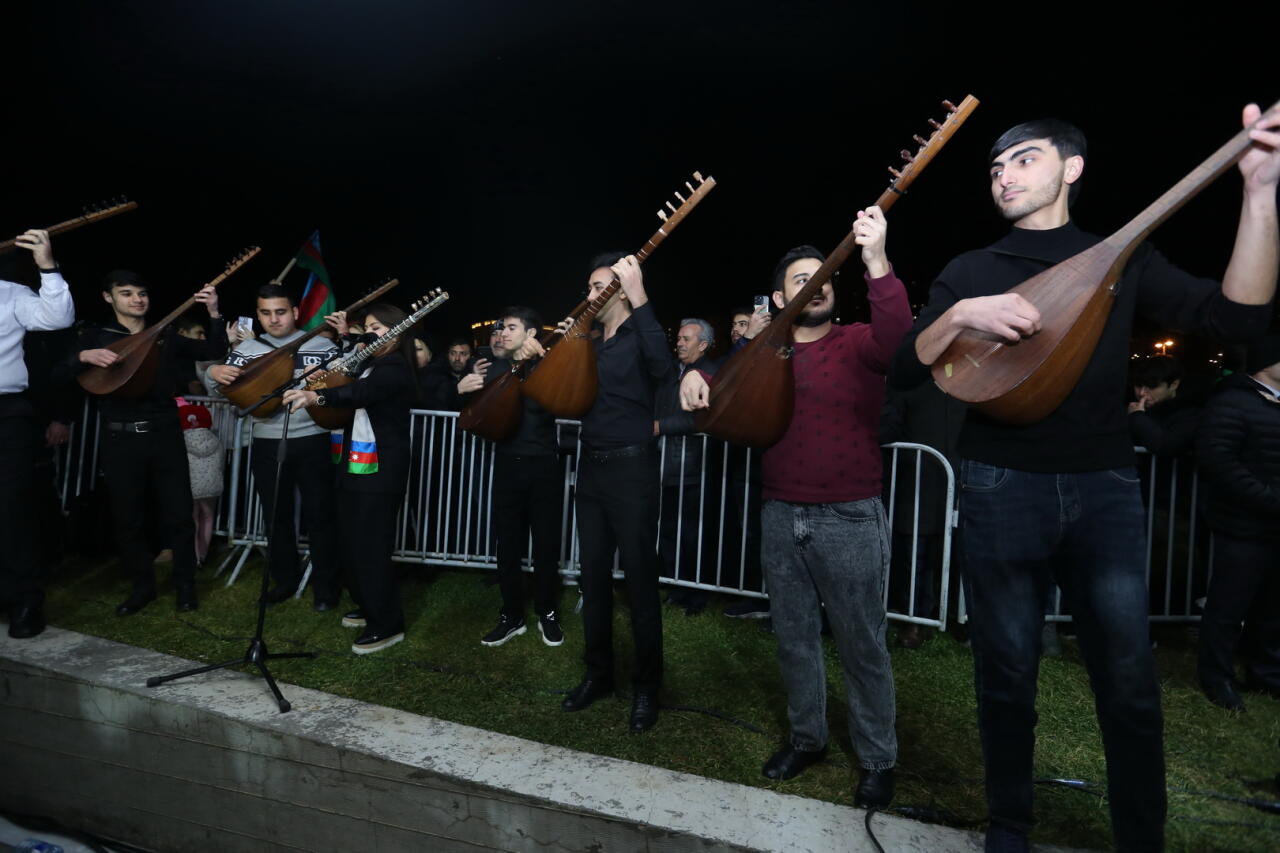 Бакинцы пришли в парк Центра Гейдара Алиева, чтобы разделить радость в связи с итогами президентских выборов