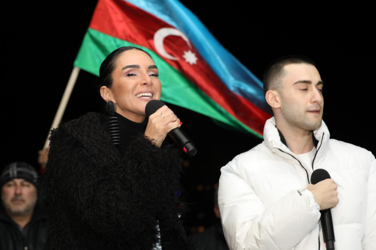 Бакинцы пришли в парк Центра Гейдара Алиева, чтобы разделить радость в связи с итогами президентских выборов
