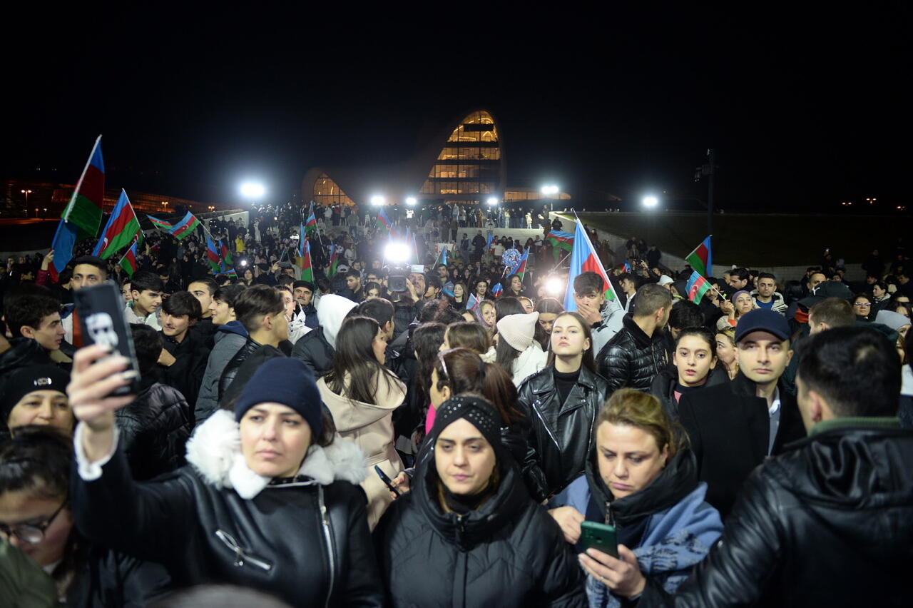 Бакинцы пришли в парк Центра Гейдара Алиева, чтобы разделить радость в связи с итогами президентских выборов
