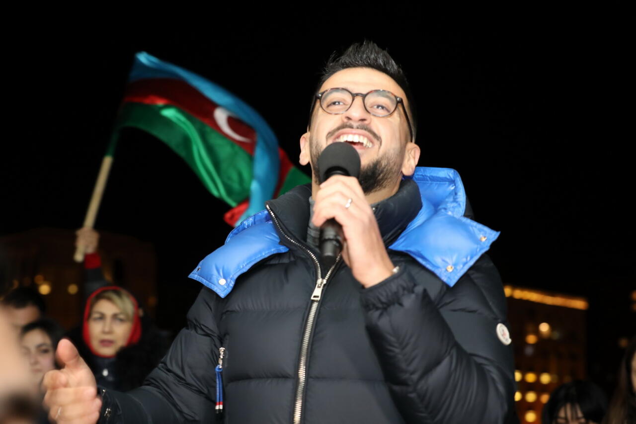 Бакинцы пришли в парк Центра Гейдара Алиева, чтобы разделить радость в связи с итогами президентских выборов