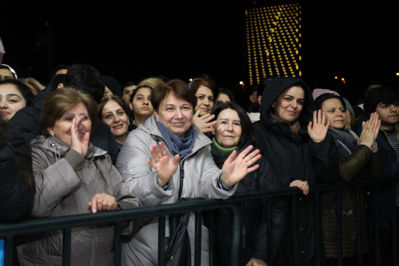 Бакинцы пришли в парк Центра Гейдара Алиева, чтобы разделить радость в связи с итогами президентских выборов