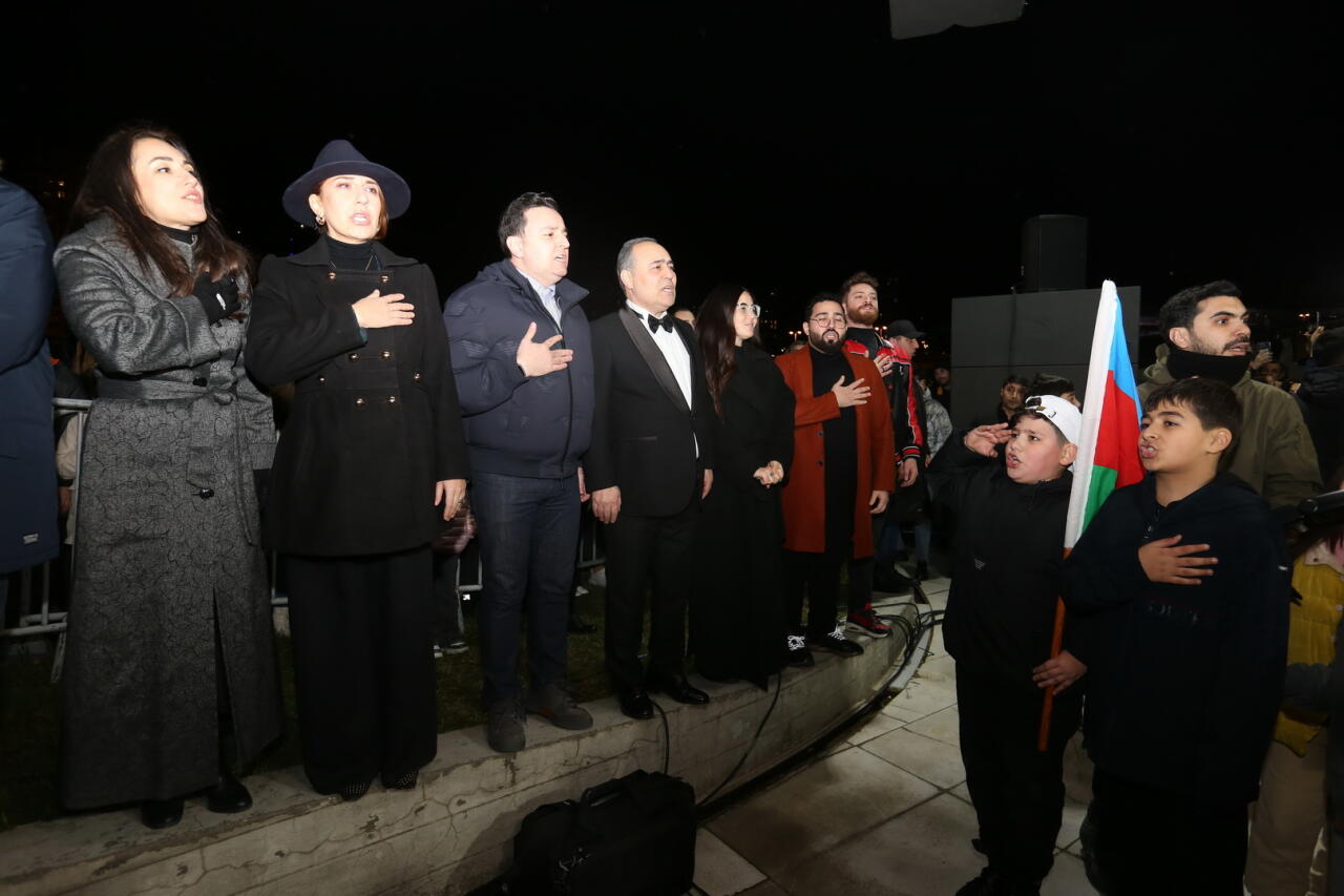 Бакинцы пришли в парк Центра Гейдара Алиева, чтобы разделить радость в связи с итогами президентских выборов