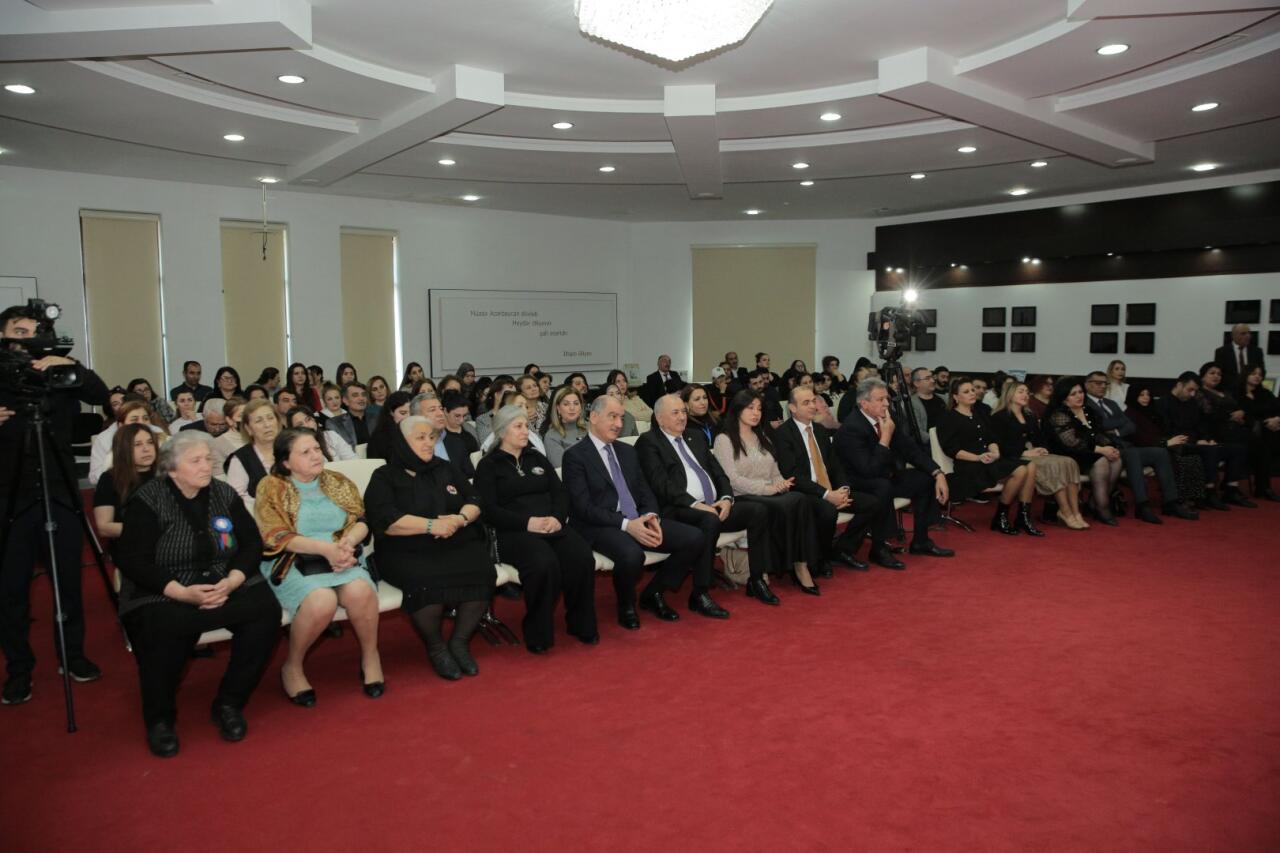 Народная артистка Ниса Гасымова встретилась с поклонниками