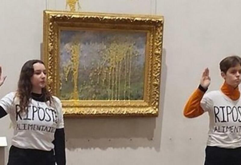 Во Франции активистки облили супом картину Клода Моне