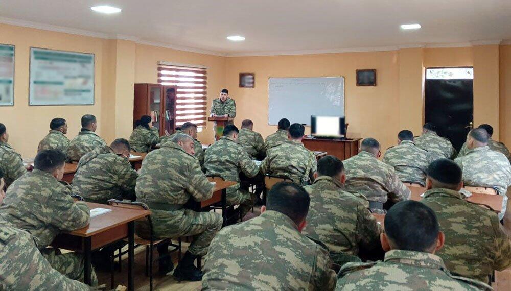 Азербайджанская армия проводит занятия по общественно-политической подготовке