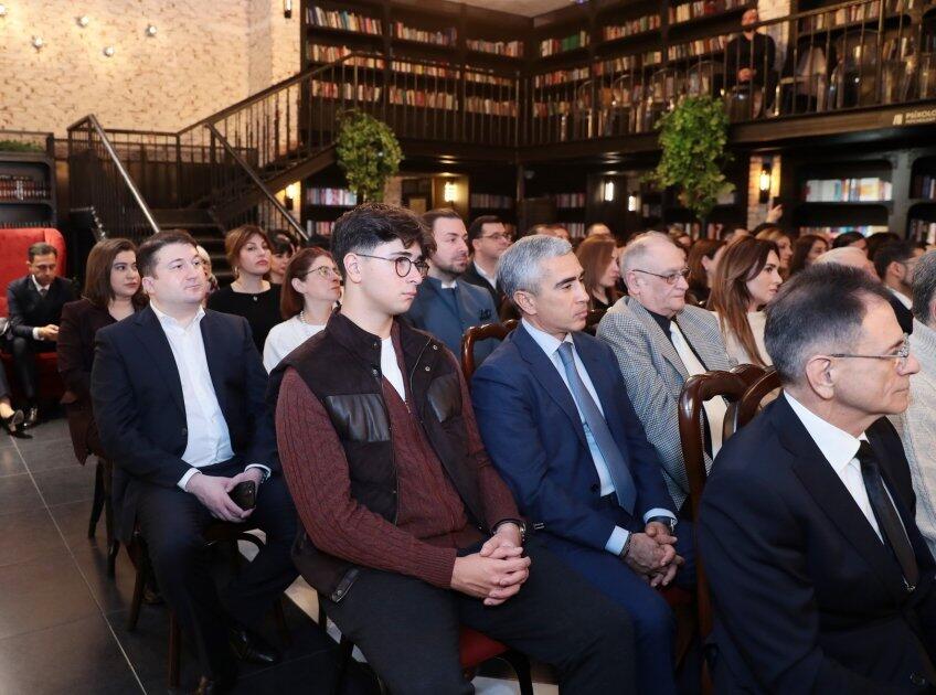 В Бакинском книжном центре состоялась встреча с известным российским искусствоведом Зельфирой Трегуловой