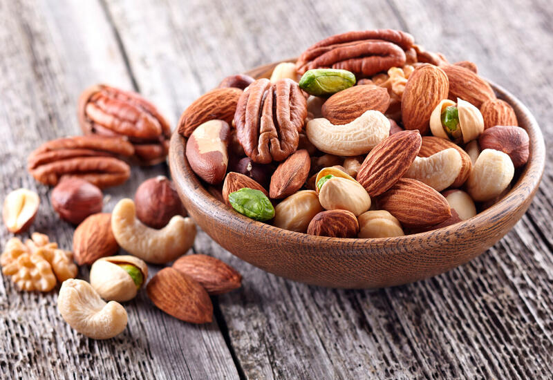 Названа главная опасность просроченных орехов