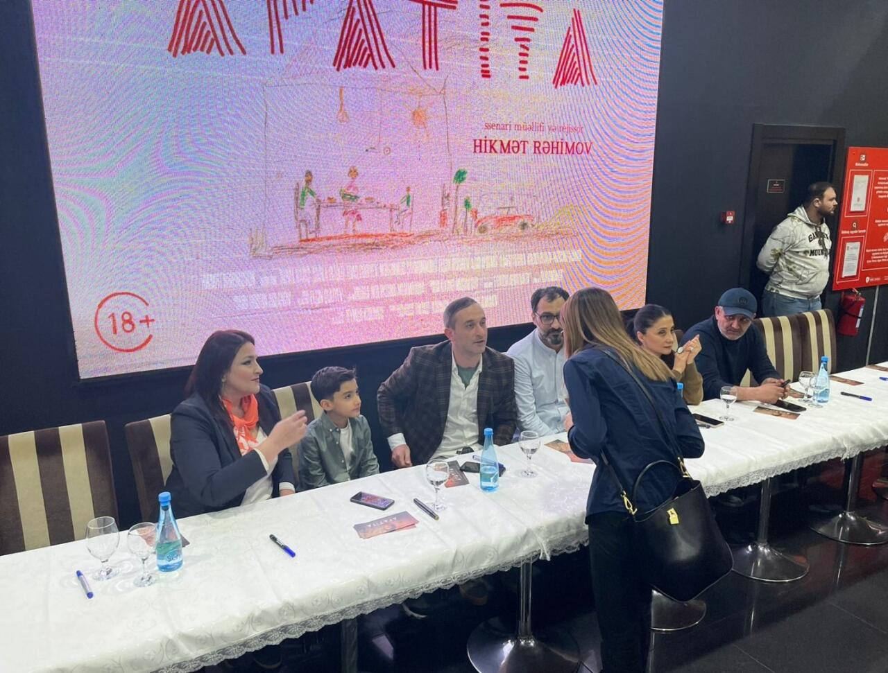 В Баку прошла автограф-сессия творческого коллектива фильма "Apatiya"