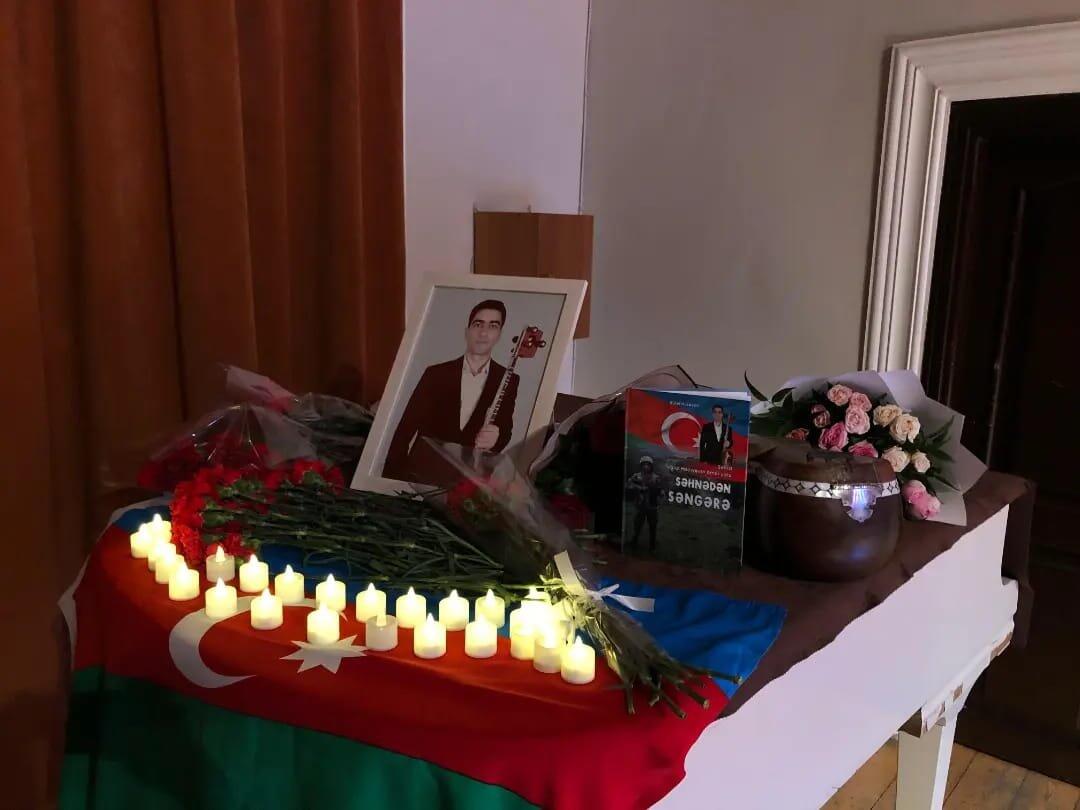 В Баку прошла презентация книги "Со сцены в окопы" памяти шехида Карабахской войны Тогрула Гаджиева