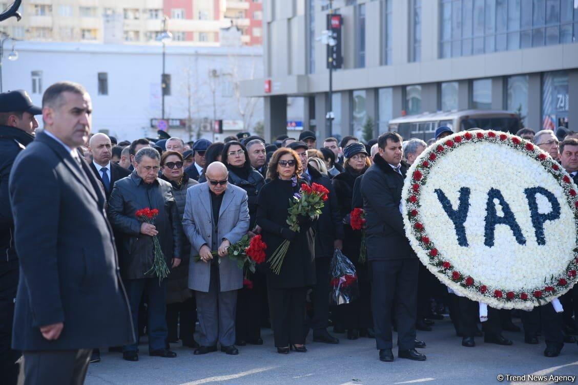 Государственные и правительственные официальные лица Азербайджана посетили памятник Ходжалинскому геноциду
