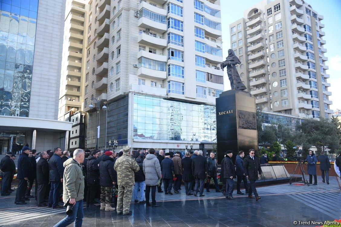 Государственные и правительственные официальные лица Азербайджана посетили памятник Ходжалинскому геноциду
