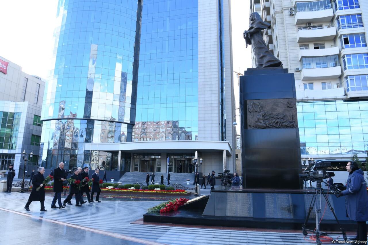 Государственные и правительственные официальные лица Азербайджана посетили памятник Ходжалинскому геноциду