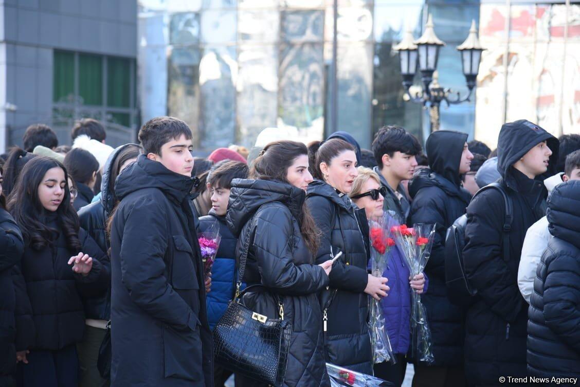 Азербайджанская общественность посетила памятник "Крик матери"