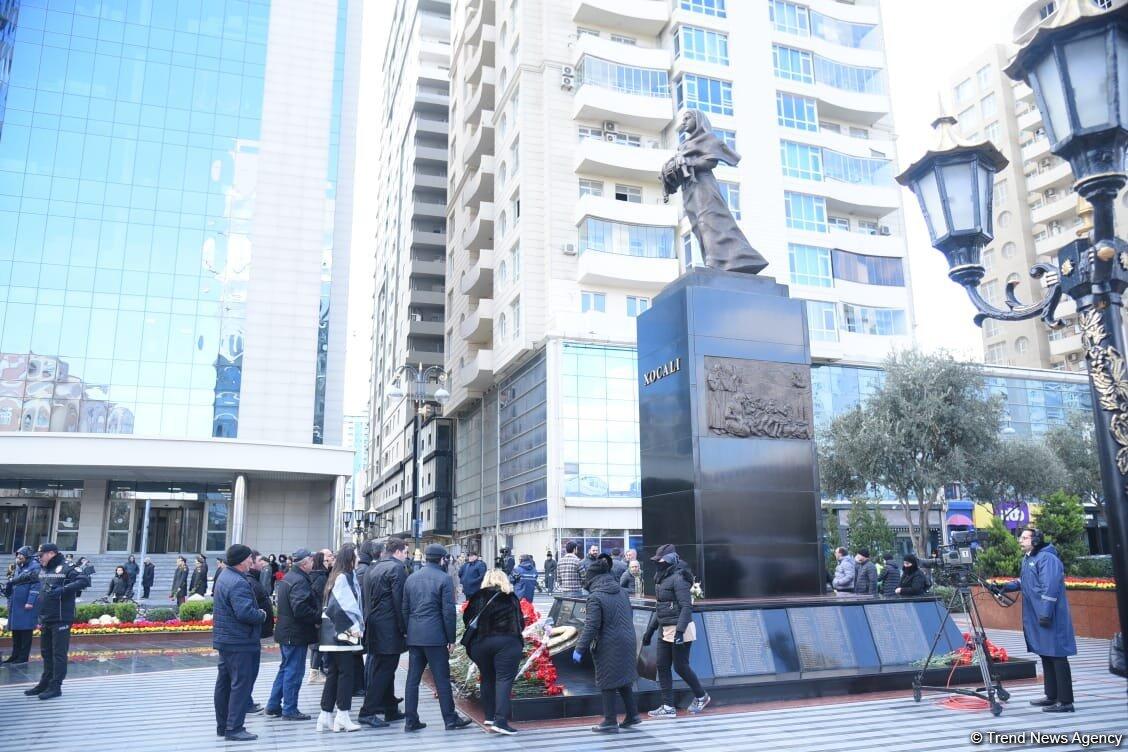 Азербайджанская общественность посетила памятник "Крик матери"