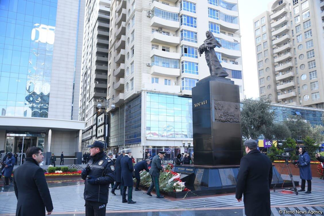 Азербайджанская общественность посетила памятник "Крик матери"