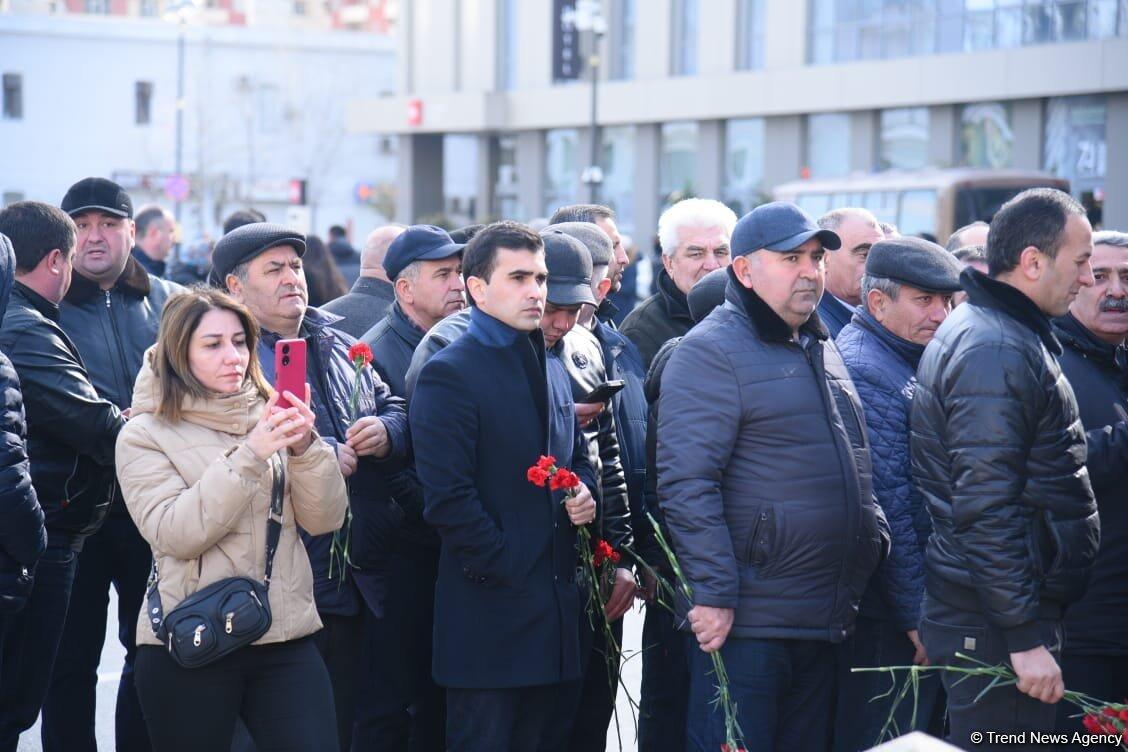 Азербайджанская общественность посетила памятник "Крик матери"
