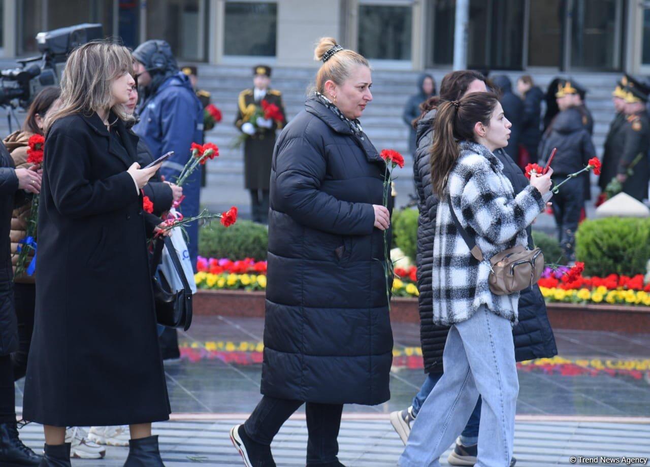 Азербайджанская общественность посетила памятник "Крик матери"