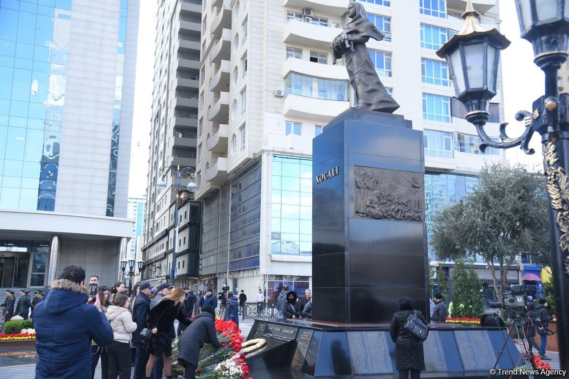 Азербайджанская общественность посетила памятник "Крик матери"