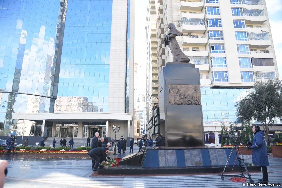 Государственные и правительственные официальные лица Азербайджана посетили памятник Ходжалинскому геноциду