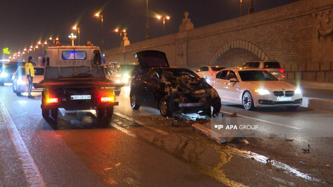 “Prius” tuneldə yük maşınına çırpıldı, sürücü ağır yaralandı