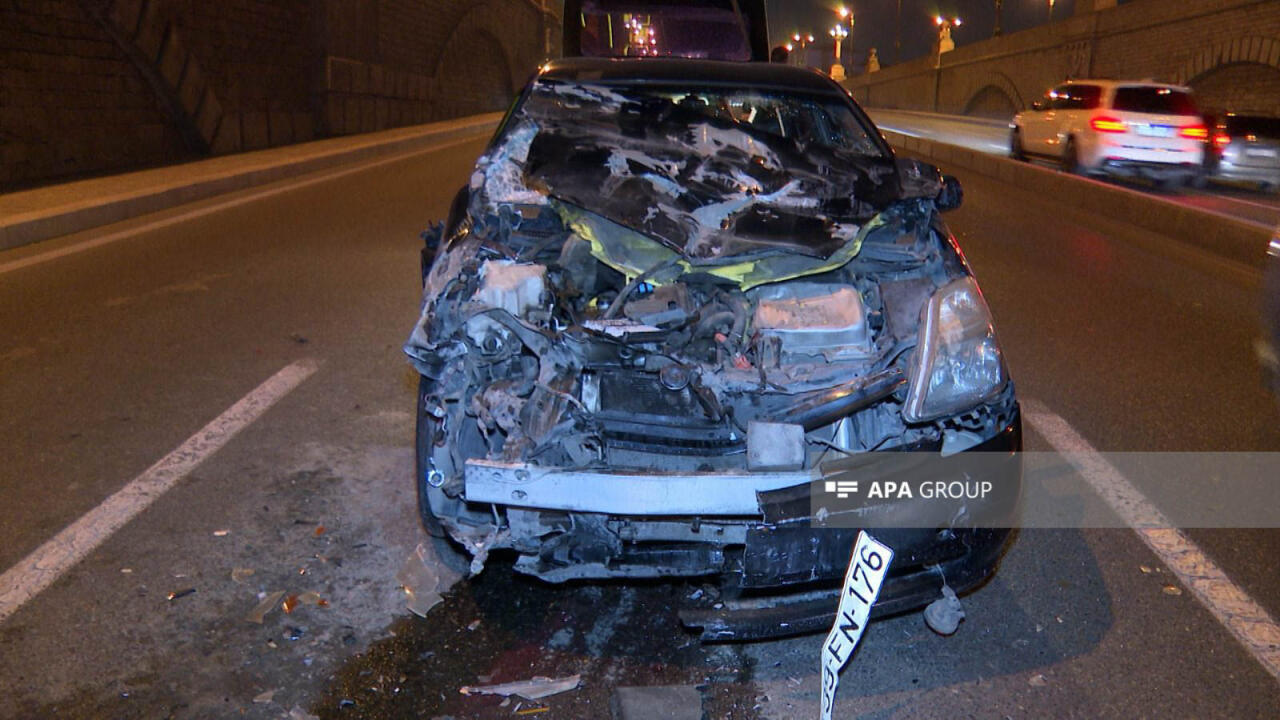 “Prius” tuneldə yük maşınına çırpıldı, sürücü ağır yaralandı