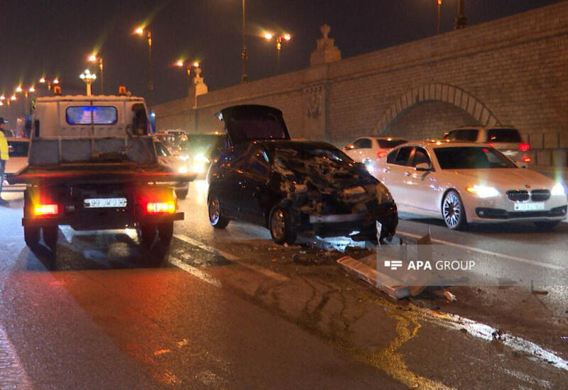 “Prius” tuneldə yük maşınına çırpıldı, sürücü ağır yaralandı