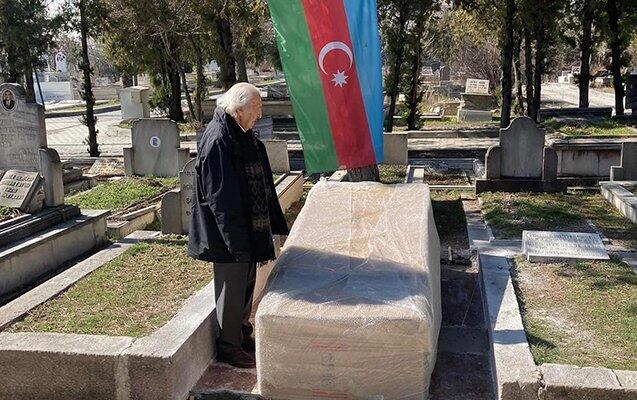 Посольство Азербайджана в Анкаре благоустраивает могилу Расулзаде