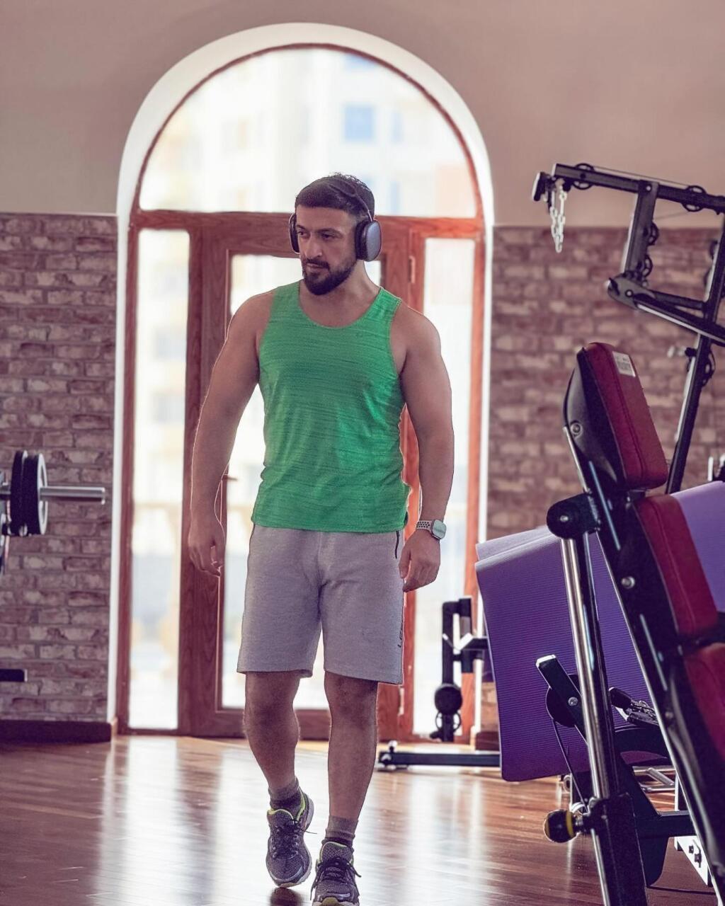 Evinin bir mərtəbəsini idman zalı etdi