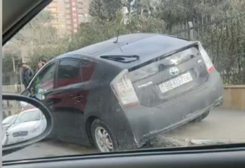 Bakıda “Prius” avtobusla toqquşdu
