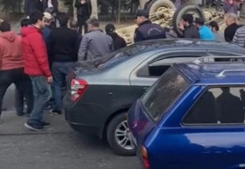 В Баку перевернулся автомобиль