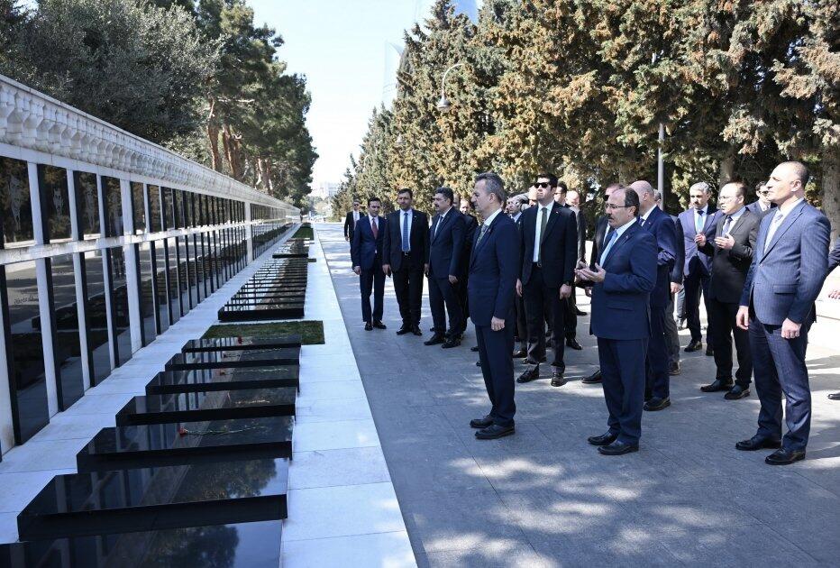 Халюк Гёргюн посетил Аллею шехидов и памятник "Турецкое шехидство" в Баку