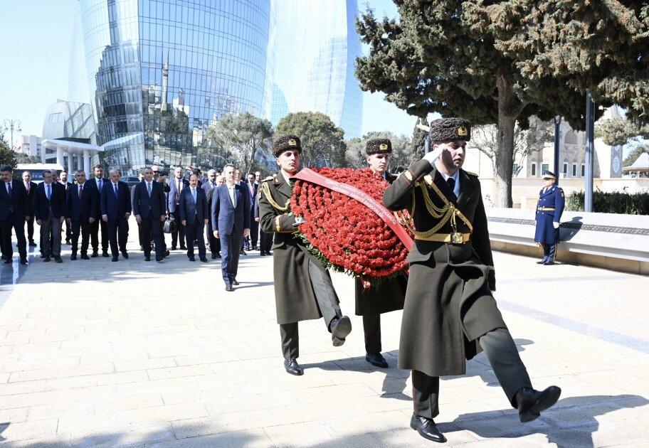 Халюк Гёргюн посетил Аллею шехидов и памятник "Турецкое шехидство" в Баку