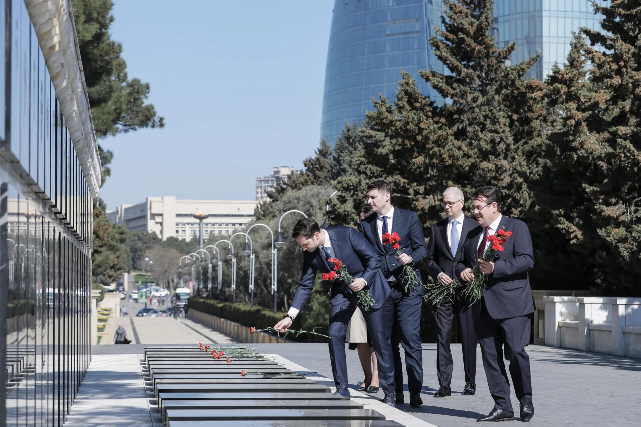 Румынская делегация посетила Аллею шехидов