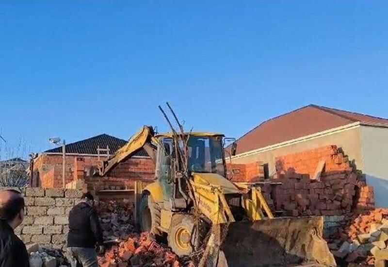 Bakıda qanunsuz tikili söküldü