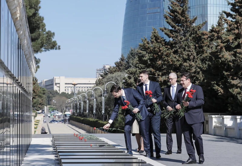 Румынская делегация посетила Аллею шехидов