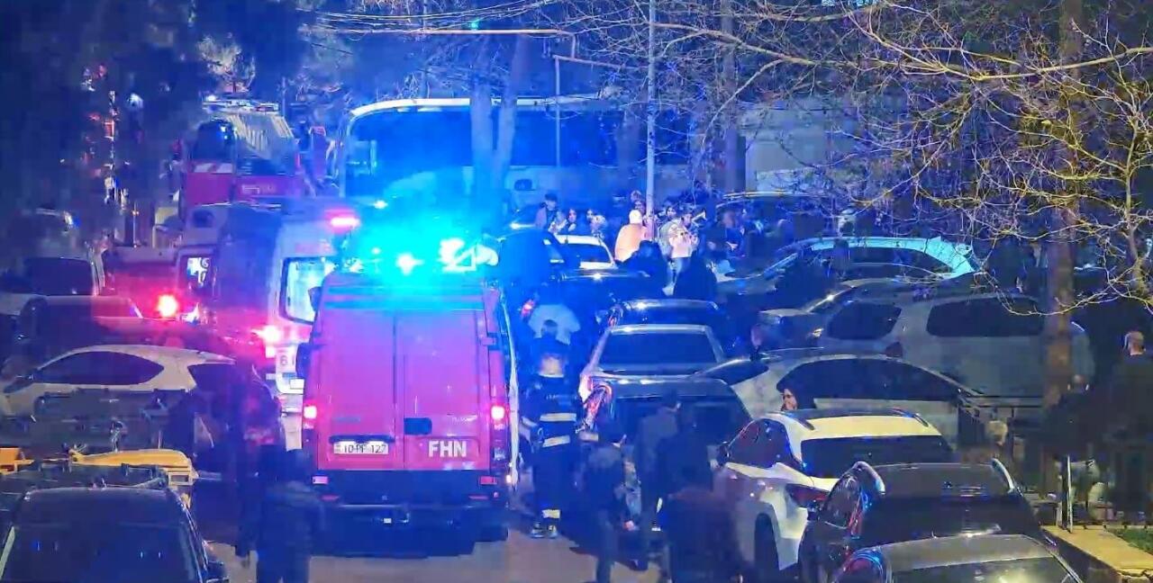 Пожар в здании в Баку