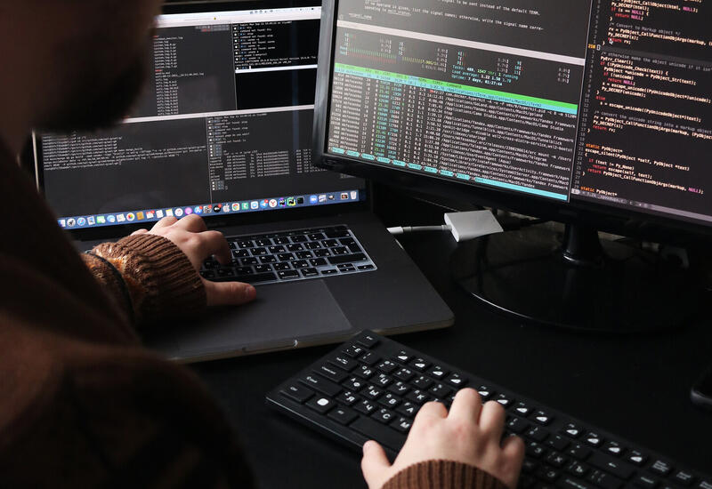 Хакеры запустили новые ИИ чат-боты для кибермошенников и любовных аферистов