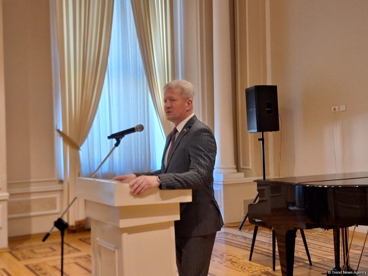 Красота природы и любовь к родному краю: в Баку открылась выставка "Беларусь глазами художников"