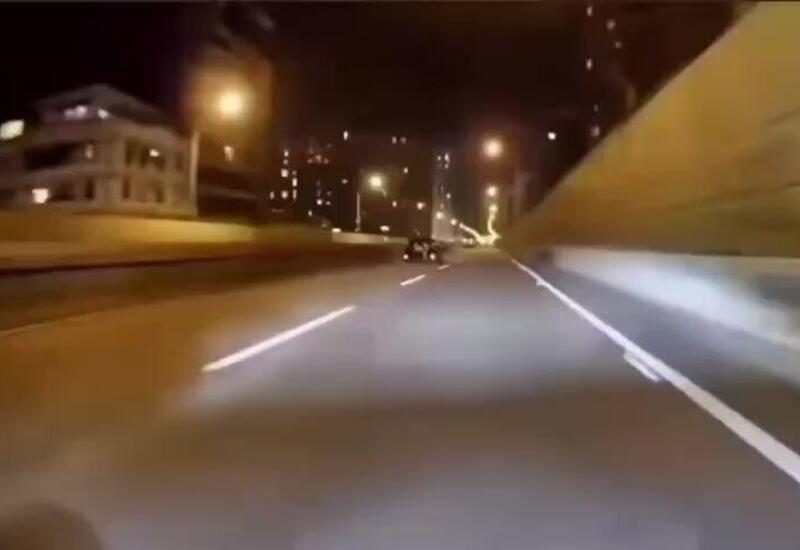 Bakıda dəhşətli qəza: Sürətlə gələn motosiklet avtomobilə çırpıldı