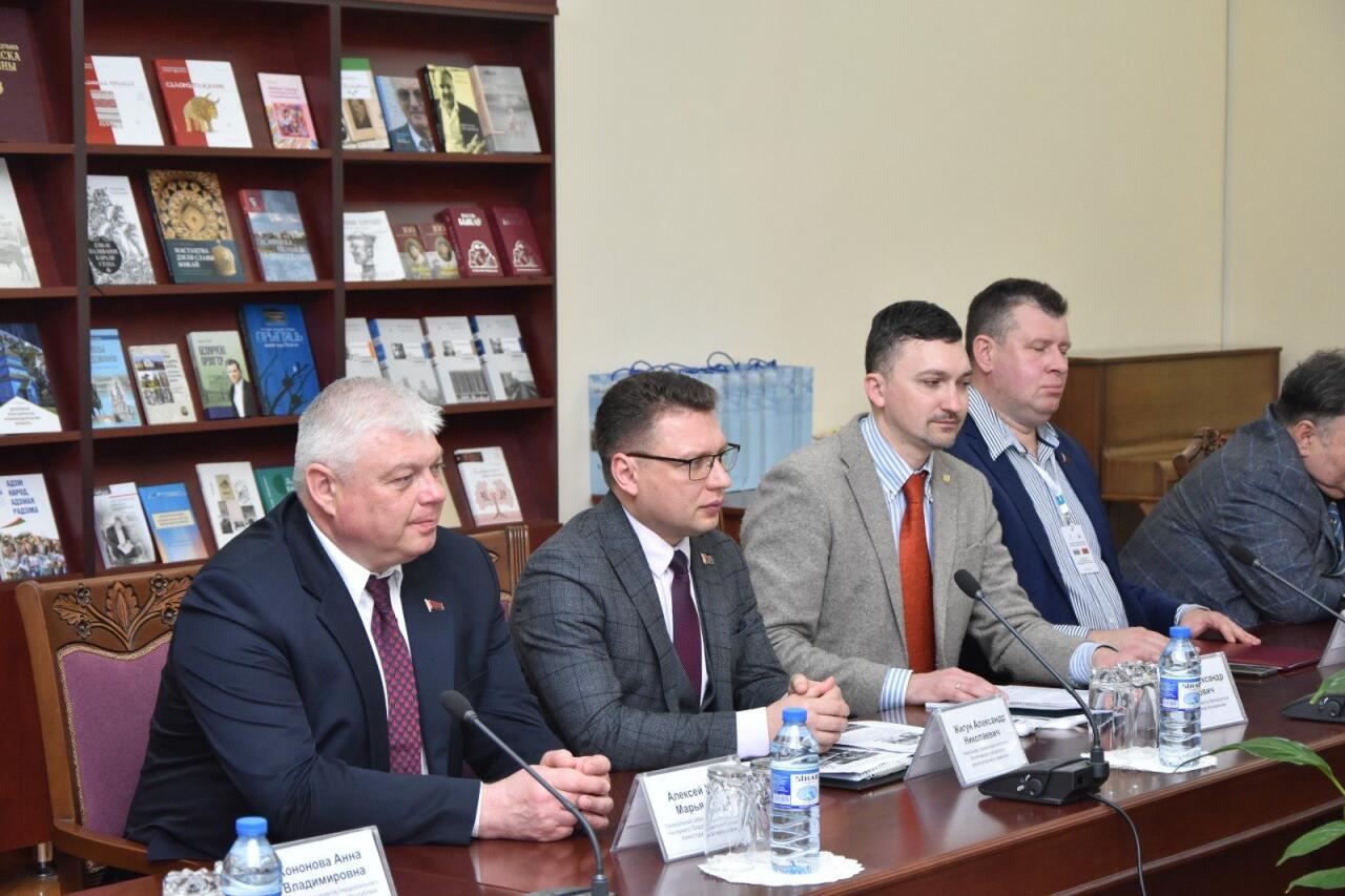 Деятели культуры и искусства Азербайджана и Беларуси собрались за "круглым столом"