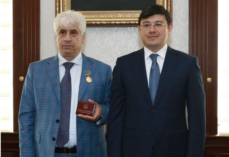 Вагифу Мамишеву вручена юбилейная медаль “100-летие Гейдара Алиева (1923-2023)”