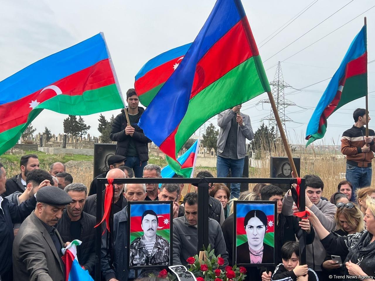 Xocalıda qalıqları kütləvi məzarlıqdan tapılan ər-arvad dəfn olunub