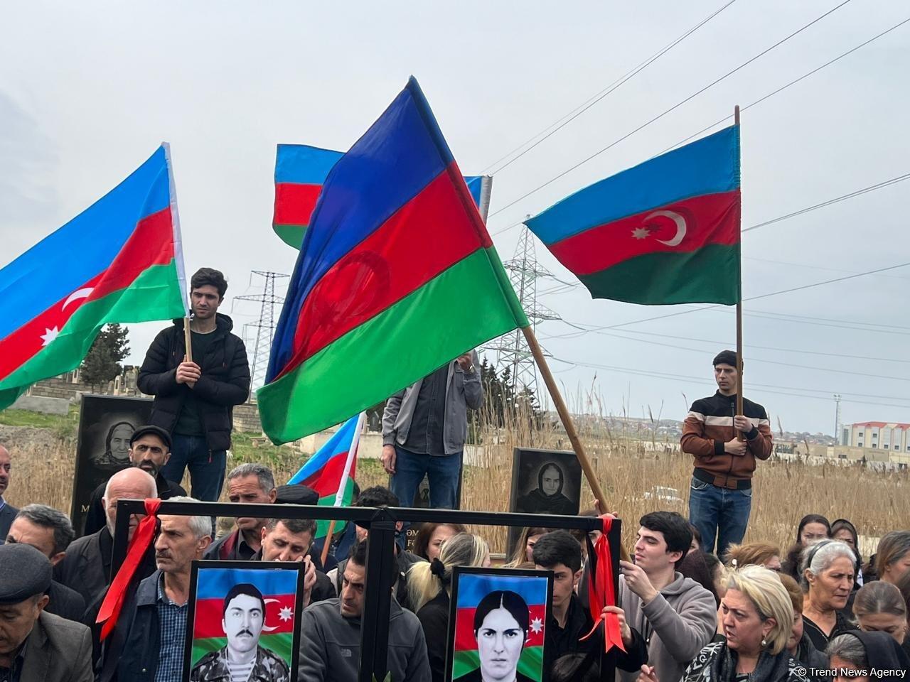 Xocalıda qalıqları kütləvi məzarlıqdan tapılan ər-arvad dəfn olunub