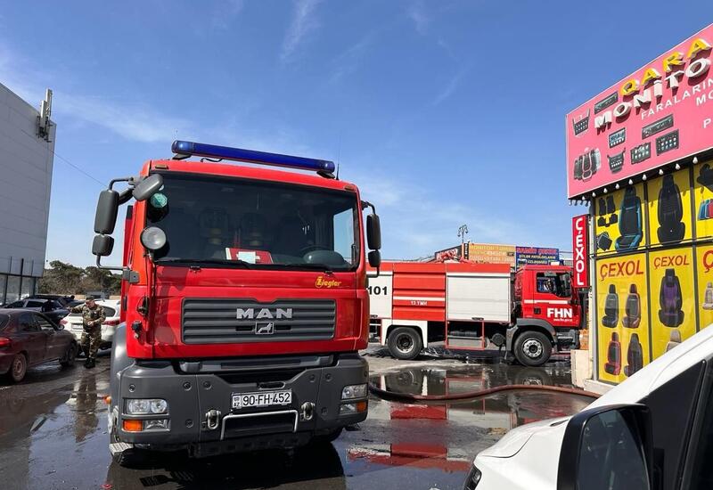 При пожаре на проспекте Бабека сгорели четыре магазина
