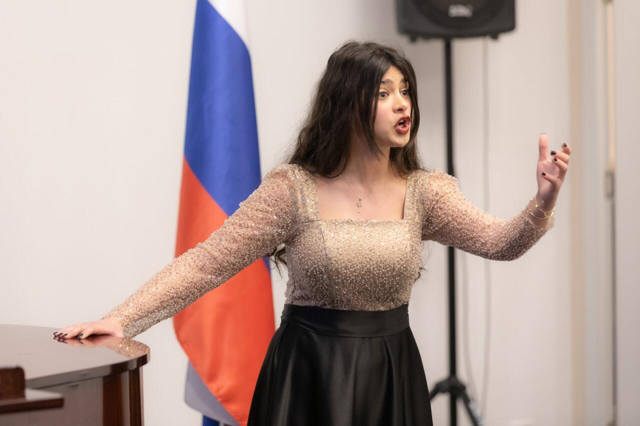 Он меняет голос как костюмы…